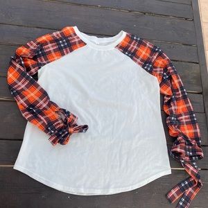 Sporty cute long sleeve shirt with wrist detail